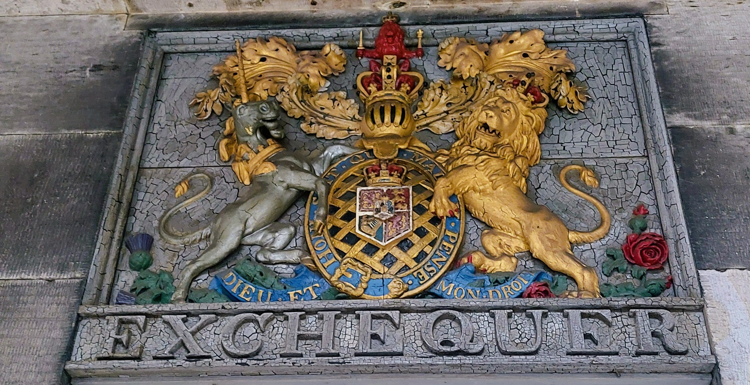 Il Leone, l’Unicorno e il Denaro: Perché certi luoghi non si notano a Edimburgo