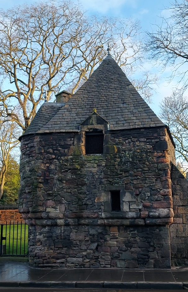 Il mistero della Queen Mary’s Bath House a Edimburgo: tra bagni nel vino e segreti di quartiere