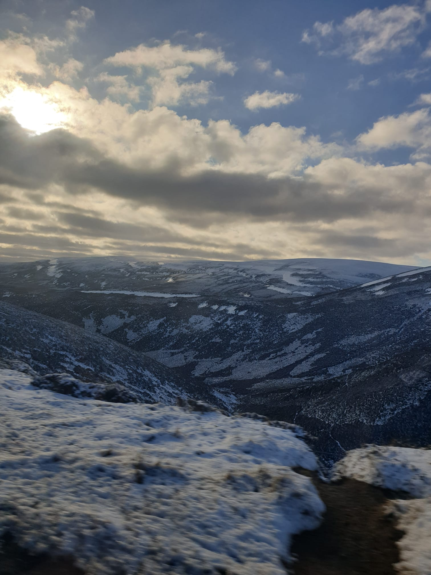 Strada panoramica nelle Highlands scozzesi simbolo di viaggio lento e tempo senza fretta